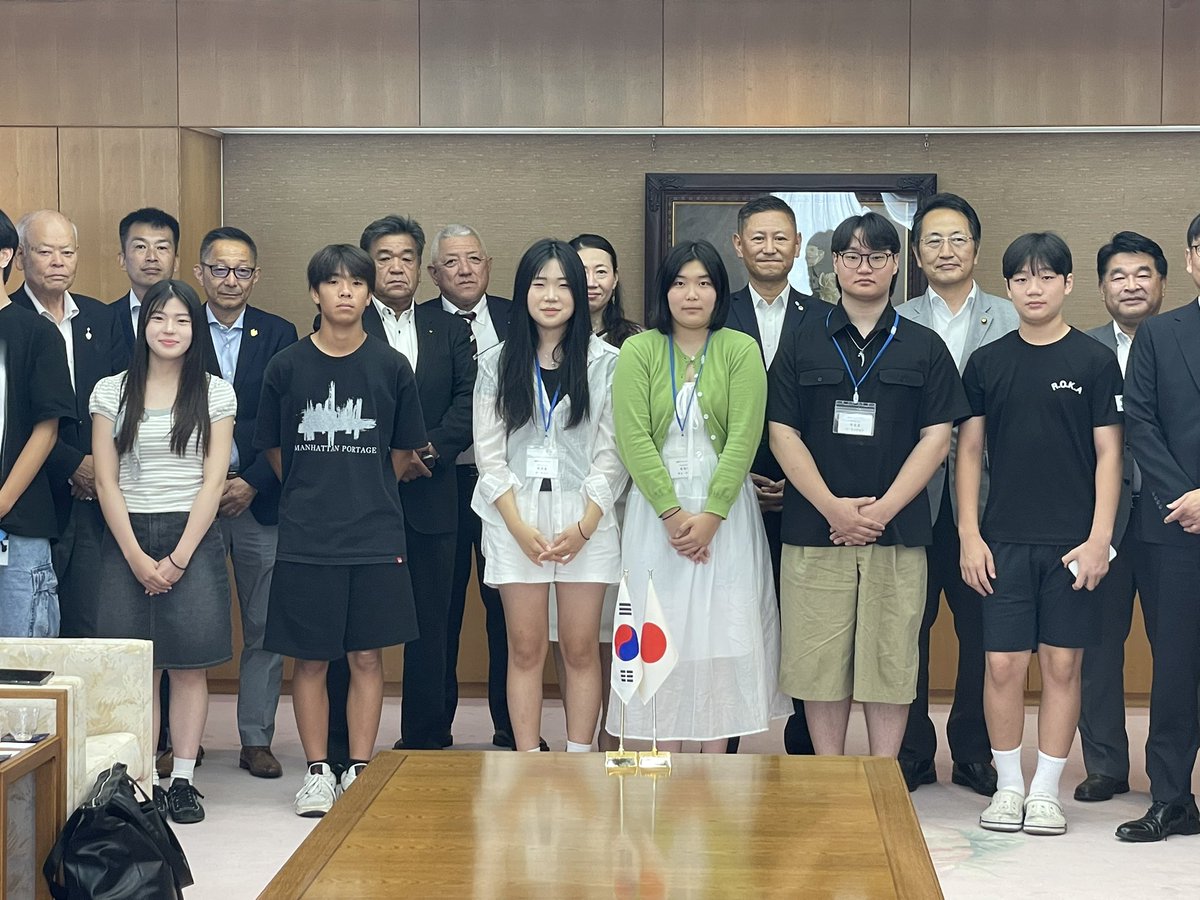 Kunhiroppu's tweet photo. 韓国浦項市の浦項ライオンズクラブから4人の交換学生が福山市に表敬訪問されました。
浦項学生の一人ハ・ミンジュンさんは、日本のアニメーションで日本語を学び、流暢な日本語で会話されます。

#福山市議会議員
#副議長
#宮本ひろき https://t.co/VJTi8XrvDX