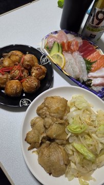 REN3_175's tweet photo. 三連休か終わった(T_T)飲んで食って寝てばかりでした。お魚屋さんをウロウロさて買い物したくらい。一人暮らしの連休なんてこんなもんさ🤣晩酌は油をケチって作る鶏唐揚📷惣菜もあるよ！それでは乾杯でーす📷 🍻 https://t.co/VooI58DQxv