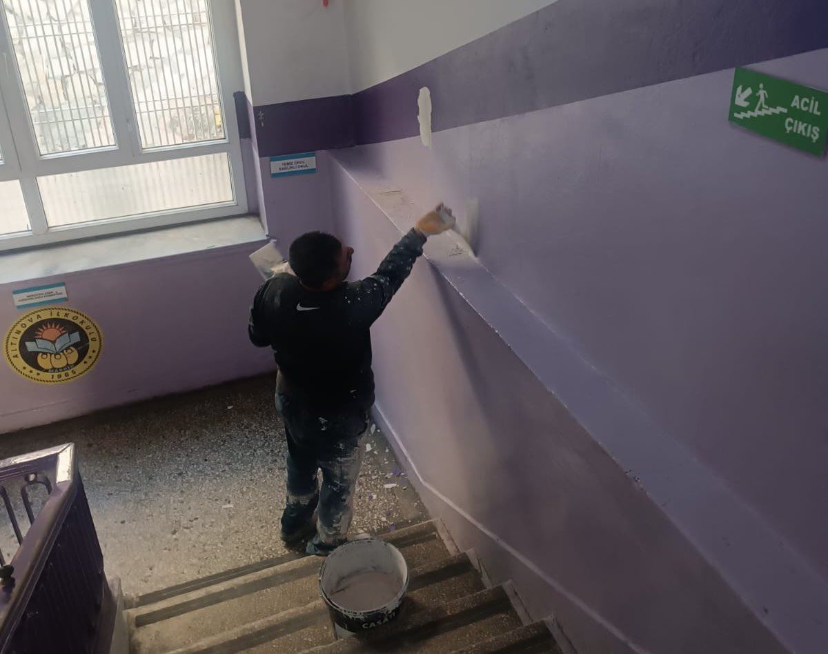 MardinBuyukshr's tweet photo. 📌Okullarımızı Yeni Eğitim Öğretim Yılına Hazırlıyoruz

Mardin Büyükşehir Belediyesi olarak, yaz tatilini fırsata çevirerek Artuklu ve Kızıltepe ilçelerimizde ihtiyaç duyulan okullarımızda bakım ve yenileme çalışmalarımızı sürdürüyoruz.

🖌️ İç boya çalışmaları,
🏫 Dış cephe boya uygulamaları,
🧱 Okul ihata duvarlarının bakım ve onarımı,

Çocuklarımızın daha güvenli, daha temiz ve daha modern eğitim ortamlarında öğrenim görmeleri için ekiplerimiz yeni eğitim öğretim yılı öncesinde çalışmalarını aralıksız sürdürüyor.

📚 Eğitime destek olmaya, geleceğimiz olan evlatlarımız için üretmeye ve hizmet etmeye devam ediyoruz.

#Mardin #HuzurunŞehriMardin
#MardinBüyükşehirBelediyesi