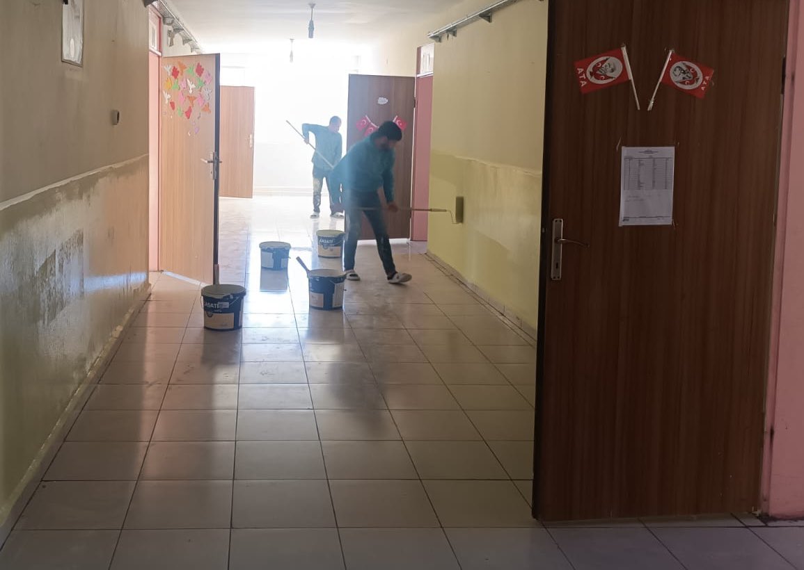 MardinBuyukshr's tweet photo. 📌Okullarımızı Yeni Eğitim Öğretim Yılına Hazırlıyoruz

Mardin Büyükşehir Belediyesi olarak, yaz tatilini fırsata çevirerek Artuklu ve Kızıltepe ilçelerimizde ihtiyaç duyulan okullarımızda bakım ve yenileme çalışmalarımızı sürdürüyoruz.

🖌️ İç boya çalışmaları,
🏫 Dış cephe boya uygulamaları,
🧱 Okul ihata duvarlarının bakım ve onarımı,

Çocuklarımızın daha güvenli, daha temiz ve daha modern eğitim ortamlarında öğrenim görmeleri için ekiplerimiz yeni eğitim öğretim yılı öncesinde çalışmalarını aralıksız sürdürüyor.

📚 Eğitime destek olmaya, geleceğimiz olan evlatlarımız için üretmeye ve hizmet etmeye devam ediyoruz.

#Mardin #HuzurunŞehriMardin
#MardinBüyükşehirBelediyesi