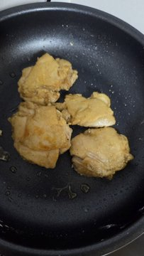 REN3_175's tweet photo. 三連休か終わった(T_T)飲んで食って寝てばかりでした。お魚屋さんをウロウロさて買い物したくらい。一人暮らしの連休なんてこんなもんさ🤣晩酌は油をケチって作る鶏唐揚📷惣菜もあるよ！それでは乾杯でーす📷 🍻 https://t.co/VooI58DQxv