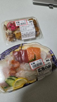 REN3_175's tweet photo. 三連休か終わった(T_T)飲んで食って寝てばかりでした。お魚屋さんをウロウロさて買い物したくらい。一人暮らしの連休なんてこんなもんさ🤣晩酌は油をケチって作る鶏唐揚📷惣菜もあるよ！それでは乾杯でーす📷 🍻 https://t.co/VooI58DQxv