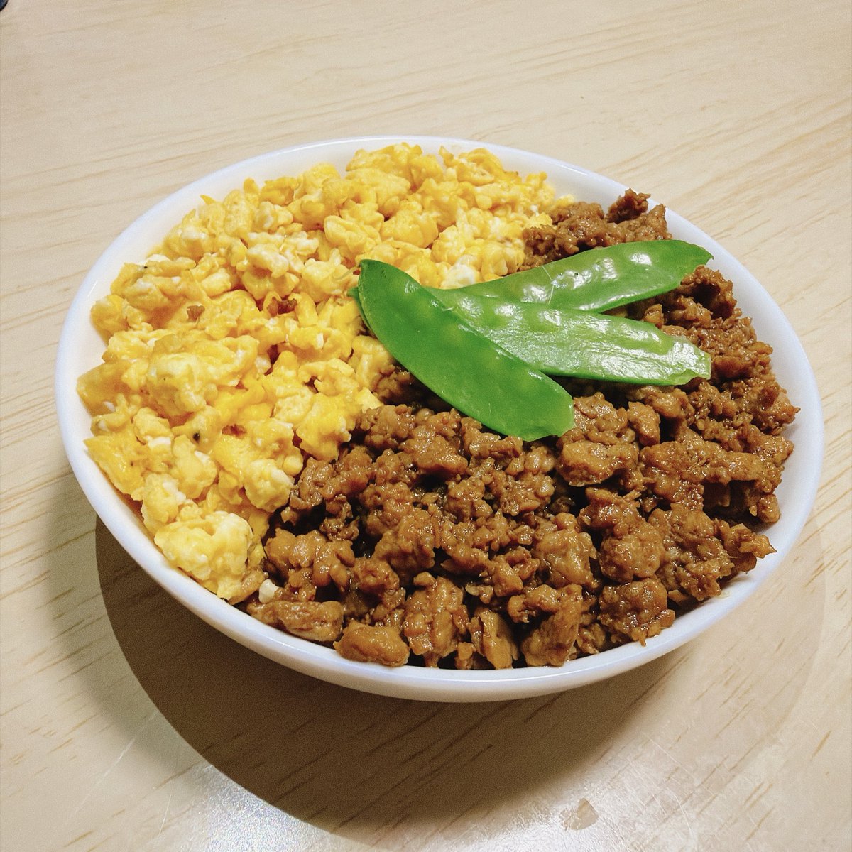 tiarguci0p10's tweet photo. 鶏そぼろと玉子の二色丼を作ってみました✨彩りを考えて盛り付けしてみたよ🫛 https://t.co/Od18g3Vjbr