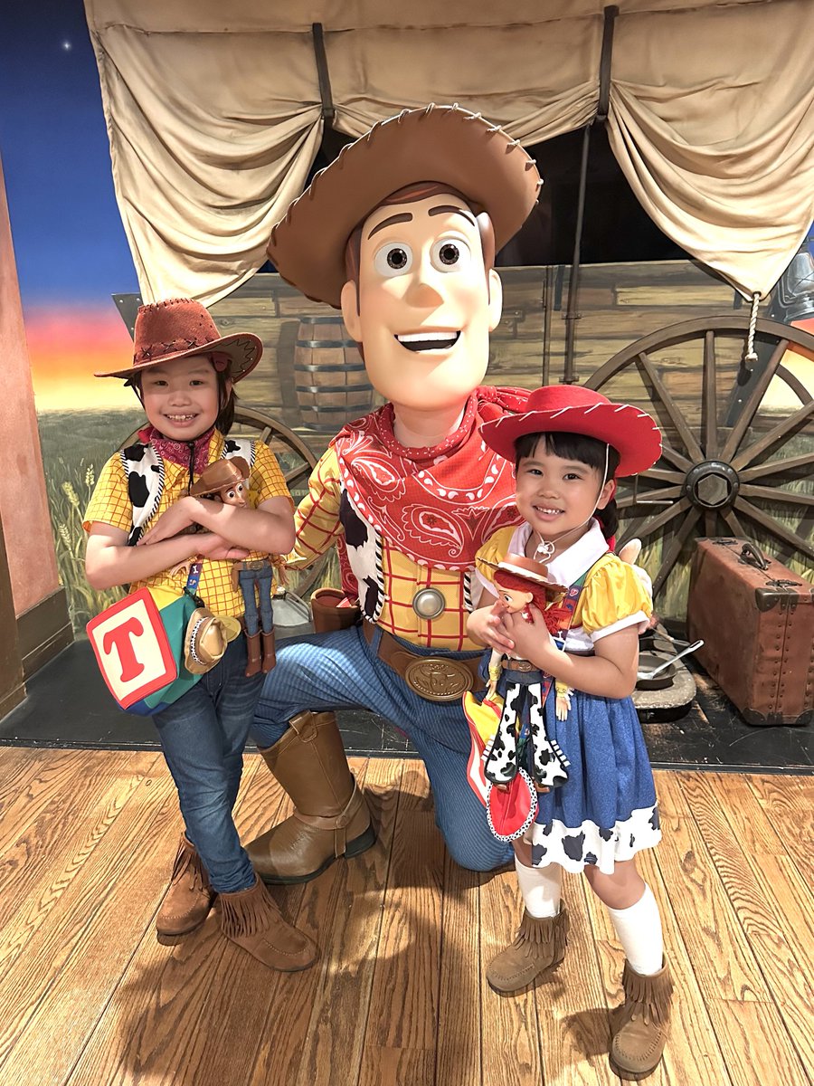 akoorepokitiro's tweet photo. 子どもたち念願のウッディとのグリーティングができました🥹
トイストーリーで育ったふたり
このために6時台から開園待ちして整理券をGETしました！
ジェシー推しの娘でしたが、午後買い物しにトレーディングポストへ再び行くと、ジェシーが帰るところに遭遇✨
ハイタッチしてもらえて大喜びでした🙌 https://t.co/RD4FRbh3Tg