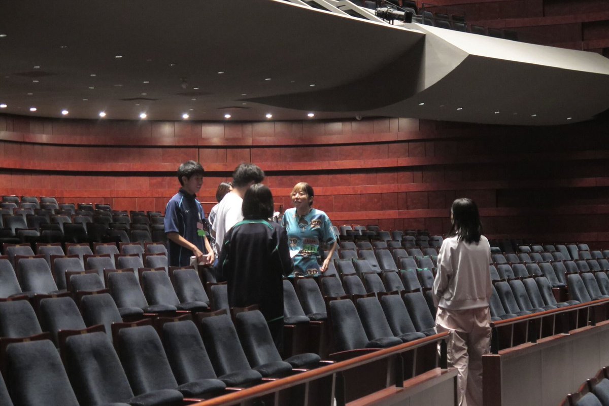 kicpac's tweet photo. #高校生のための演劇塾 #夏期ゼミ 2日目！
大ホール、小劇場、客席、稽古場、ホワイエ…北九州芸術劇場の様々な場所が舞台に！
メンバーも場所もそれぞれの色を生かしながら作品づくりが進行中です！ https://t.co/J5NGwvpGx0