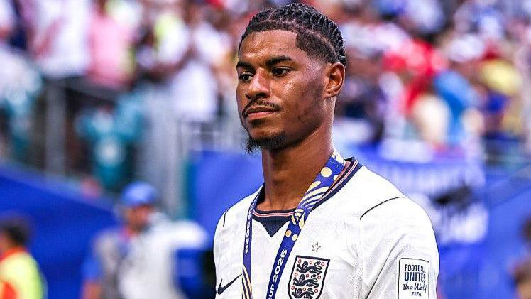 UtdXclusive's tweet photo. 🚨🗣️ @lauriewhitwell on Marcus Rashford staying at Manchester United this season impacting the clubs spending this window:

"His [Rashford] wages are huge and they signed that deal with Barcelona thinking they’d be off the books. That gives them more latitude in making signings and that’s maybe why you’re seeing slower progress on the third midfielder or LB."

[@StretfordPaddck]