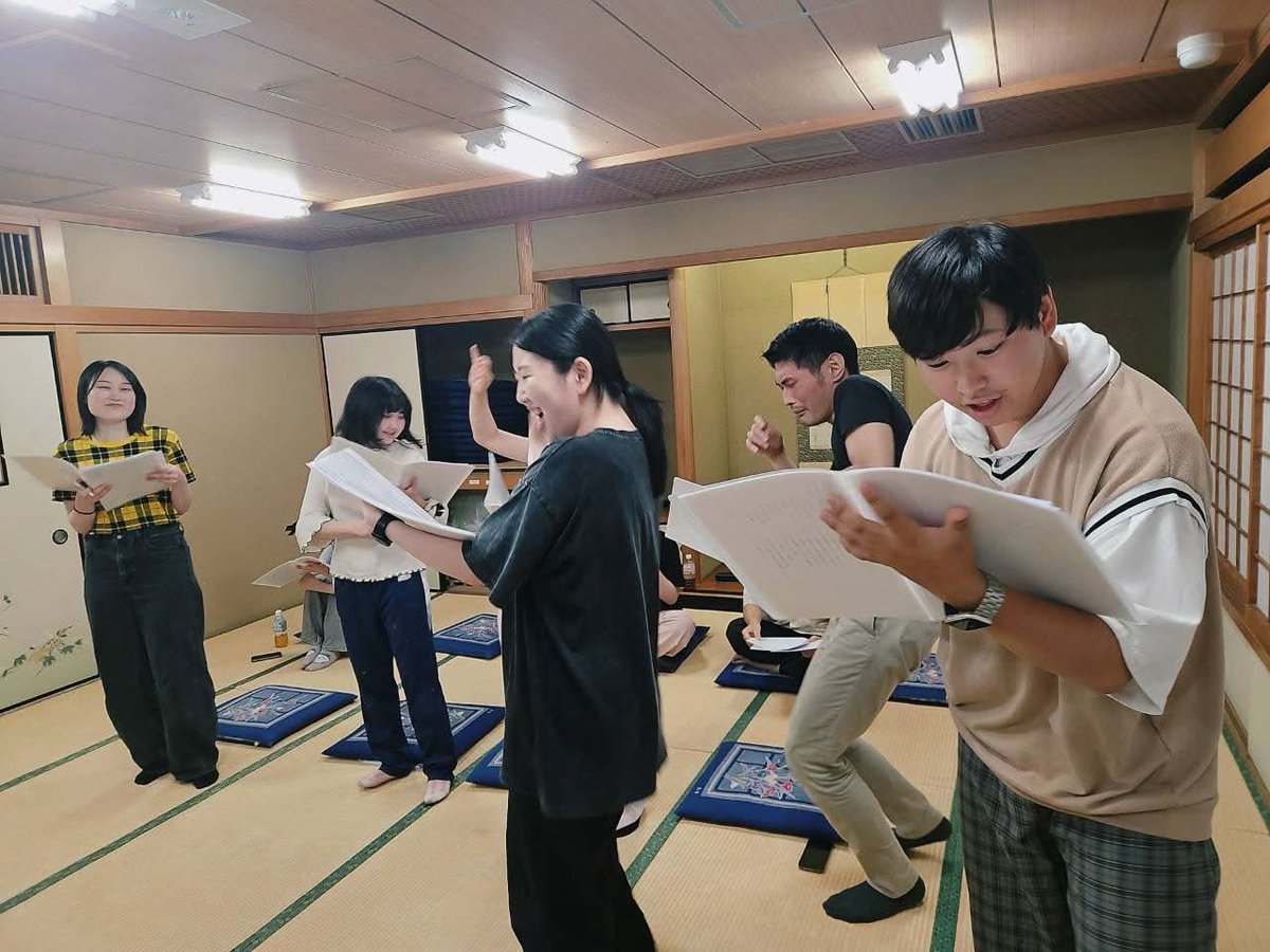 toritohune's tweet photo. 【8/5 稽古日誌🕊️】

みなさまこんにちは！
鳥と舟準所属の南雲蘭です。

今日は「スタンド・フォー・ユー」の通し稽古を行いましたが、その前の基礎稽古で行った「音楽に合わせて即興かつスローモーションで動いていく」トレーニングと、合間のプランクがしっかりキツくて身体の衰えを実感しました笑 https://t.co/Fjnm7nMnHS