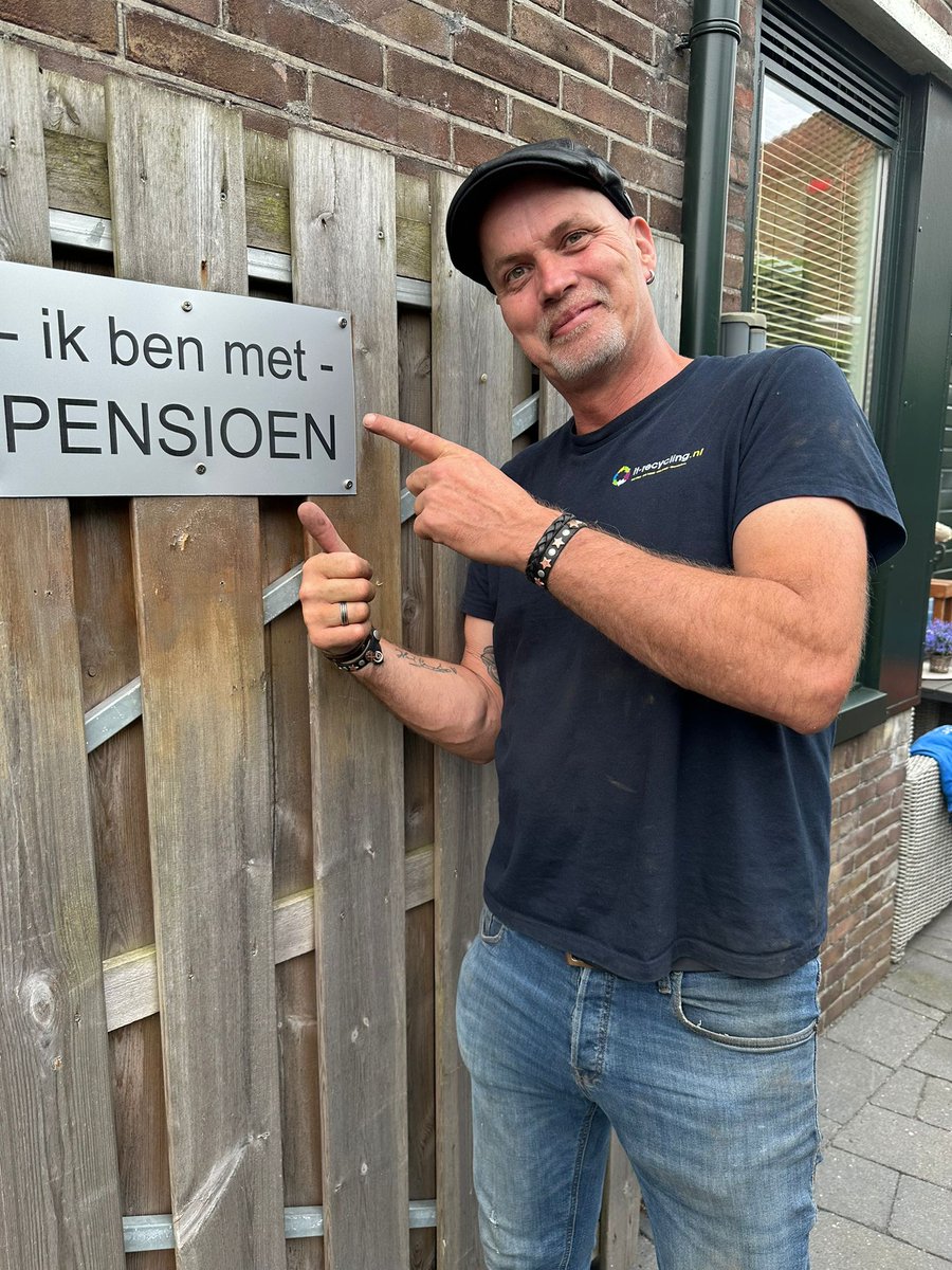 it_recycling's tweet photo. 𝑨𝒑𝒑𝒂𝒓𝒂𝒕𝒖𝒖𝒓 𝒎𝒂𝒈 𝒎𝒆𝒕 𝒑𝒆𝒏𝒔𝒊𝒐𝒆𝒏. 𝑫𝒂𝒕𝒂 𝒏𝒊𝒆𝒕.

Onze regel is simpel: hardware gaat pas met pensioen als de data aantoonbaar en onomkeerbaar vernietigd is. Met certificaat. 

Welke "gepensioneerde" apparatuur staat er bij jullie nog ergens te wachten? https://t.co/HnXU1FsiV4