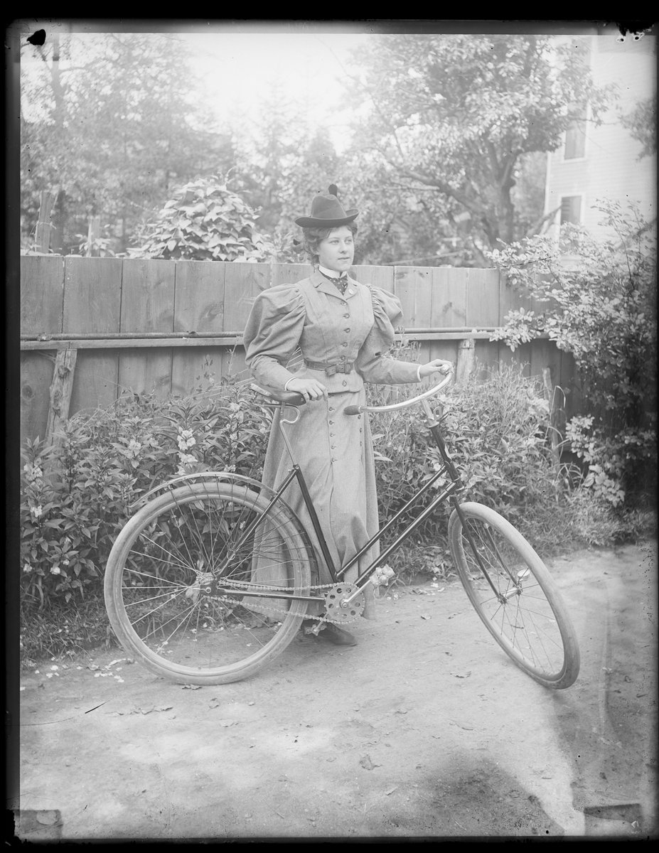 nycrecords's tweet photo. Happy Cycle to Work Day! 🚴♀️
Let’s pedal our way to a greener world in this warm weather season! Share pics of your favorite ride - be it tricycle, road bike, or electric @CitiBikeNYC - and let’s inspire each other to keep moving. 🚲💚✨
#CycleToWorkDay #NYCHistory @NYC_DOT https://t.co/Il0WzKqyhs