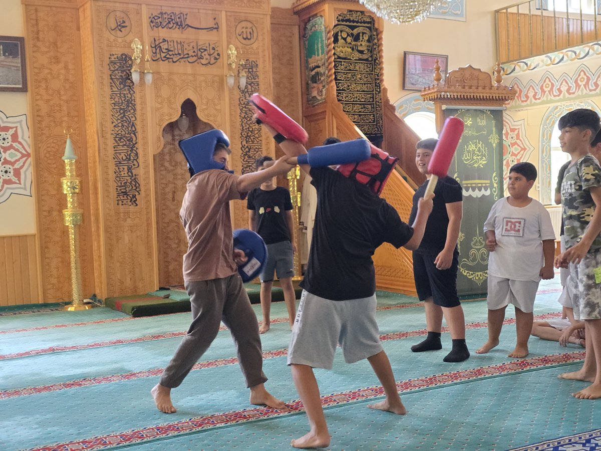 GsbKovancilarGM's tweet photo. 📌 Minik yürekler, büyük tebessümler! 🎯🤹‍♂️

​Gençlik Merkezi ekibimizle Kovancılar Tepebağ Camii Yaz Kur'an Kursu’ndaydık. 

Oyunlar oynadık, yarışlar yaptık, neşeyi ve sevgiyi birlikte paylaştık.

Minik yüreklere dokunmaya, geleceğe umut taşımaya devam ediyoruz. 🎯🤹‍♂️ https://t.co/bjqQeJ1aUL