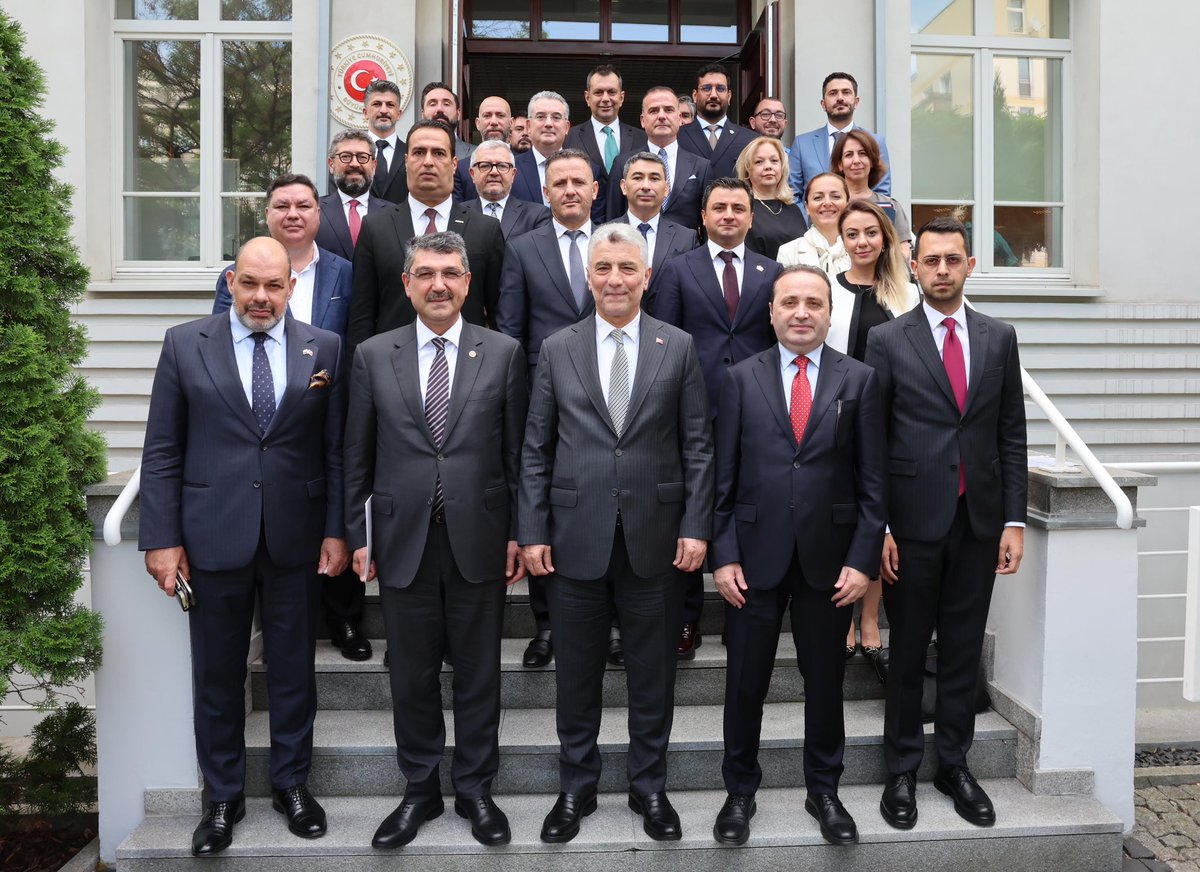 fnasiroglu's tweet photo. 📍Polonya | Varşova

Ticaret Bakanımız Sayın Prof. Dr. Ömer Bolat ve Bakan Yardımcımız Sayın Mustafa Tuzcu ile birlikte, Varşova Büyükelçiliğimizde POTİAD üyeleri ve Polonya’da faaliyet gösteren iş insanlarımızla bir araya geldik.

Türkiye–Polonya Parlamentolararası Dostluk Grubu Başkanı olarak, ülkelerimiz arasındaki dostluğun ve ekonomik iş birliğinin daha da güçlenmesine katkı sağlayacak her buluşmayı büyük bir değer olarak görüyorum.

İş insanlarımızın görüş ve önerilerini dinleyerek, ticaretimizin geliştirilmesi, yeni yatırım fırsatları ve parlamentolar arası iş birliğinin ekonomik ilişkilere sağlayacağı katkılar üzerine verimli değerlendirmelerde bulunduk.

Nazik ev sahiplikleri dolayısıyla Varşova Büyükelçimiz Sayın Rauf Alp Denktaş’a teşekkür ediyor, Polonya’da ülkemizi başarıyla temsil eden iş insanlarımıza çalışmalarında başarılar diliyorum. 

@RTErdogan @omerbolatTR @mustuzcu