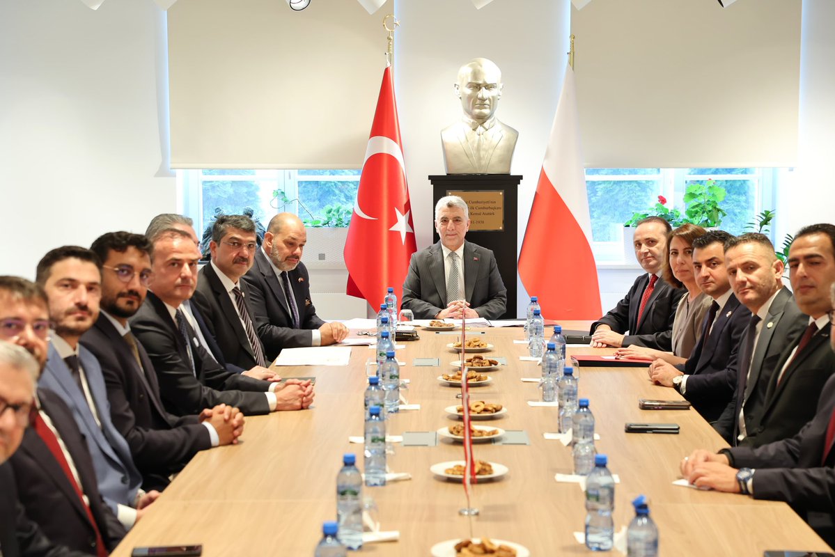 fnasiroglu's tweet photo. 📍Polonya | Varşova

Ticaret Bakanımız Sayın Prof. Dr. Ömer Bolat ve Bakan Yardımcımız Sayın Mustafa Tuzcu ile birlikte, Varşova Büyükelçiliğimizde POTİAD üyeleri ve Polonya’da faaliyet gösteren iş insanlarımızla bir araya geldik.

Türkiye–Polonya Parlamentolararası Dostluk Grubu Başkanı olarak, ülkelerimiz arasındaki dostluğun ve ekonomik iş birliğinin daha da güçlenmesine katkı sağlayacak her buluşmayı büyük bir değer olarak görüyorum.

İş insanlarımızın görüş ve önerilerini dinleyerek, ticaretimizin geliştirilmesi, yeni yatırım fırsatları ve parlamentolar arası iş birliğinin ekonomik ilişkilere sağlayacağı katkılar üzerine verimli değerlendirmelerde bulunduk.

Nazik ev sahiplikleri dolayısıyla Varşova Büyükelçimiz Sayın Rauf Alp Denktaş’a teşekkür ediyor, Polonya’da ülkemizi başarıyla temsil eden iş insanlarımıza çalışmalarında başarılar diliyorum. 

@RTErdogan @omerbolatTR @mustuzcu