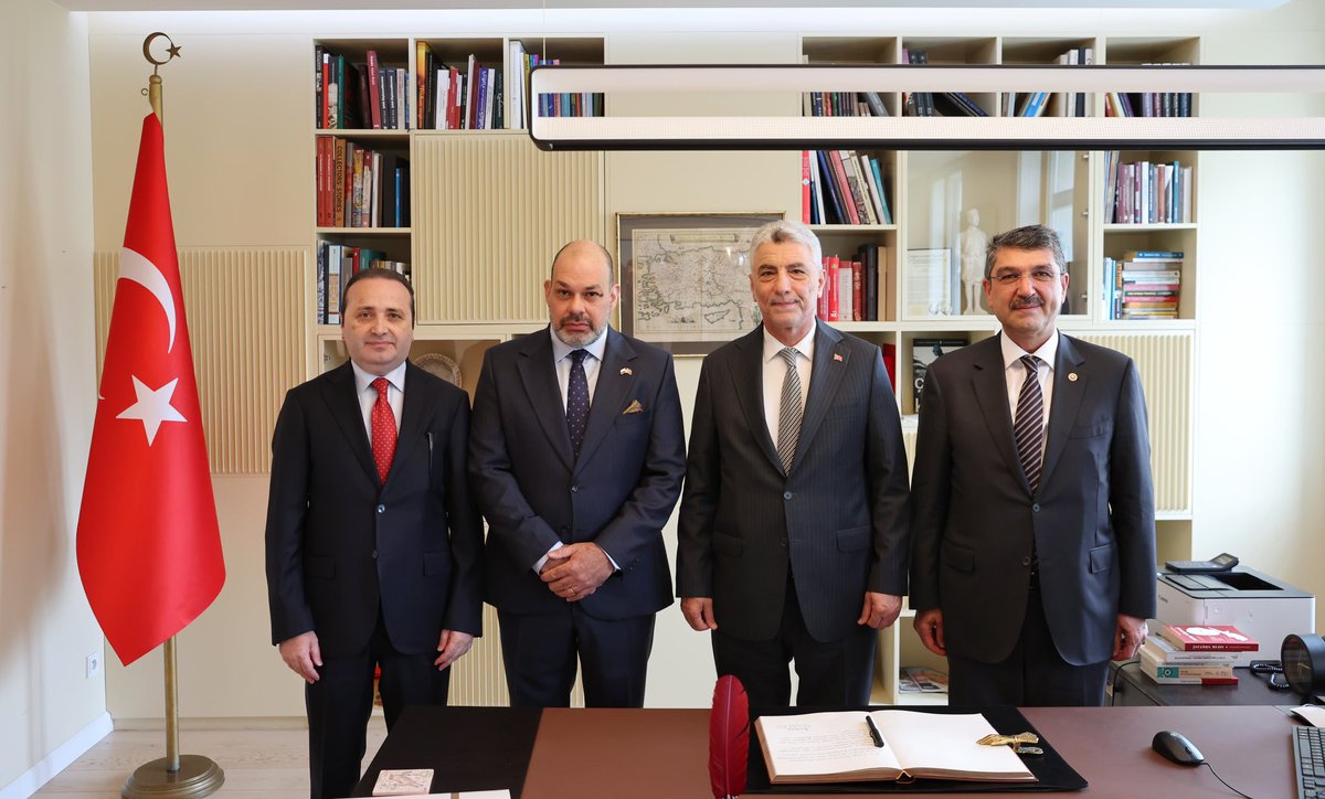 fnasiroglu's tweet photo. 📍Polonya | Varşova

Ticaret Bakanımız Sayın Prof. Dr. Ömer Bolat ve Bakan Yardımcımız Sayın Mustafa Tuzcu ile birlikte, Varşova Büyükelçiliğimizde POTİAD üyeleri ve Polonya’da faaliyet gösteren iş insanlarımızla bir araya geldik.

Türkiye–Polonya Parlamentolararası Dostluk Grubu Başkanı olarak, ülkelerimiz arasındaki dostluğun ve ekonomik iş birliğinin daha da güçlenmesine katkı sağlayacak her buluşmayı büyük bir değer olarak görüyorum.

İş insanlarımızın görüş ve önerilerini dinleyerek, ticaretimizin geliştirilmesi, yeni yatırım fırsatları ve parlamentolar arası iş birliğinin ekonomik ilişkilere sağlayacağı katkılar üzerine verimli değerlendirmelerde bulunduk.

Nazik ev sahiplikleri dolayısıyla Varşova Büyükelçimiz Sayın Rauf Alp Denktaş’a teşekkür ediyor, Polonya’da ülkemizi başarıyla temsil eden iş insanlarımıza çalışmalarında başarılar diliyorum. 

@RTErdogan @omerbolatTR @mustuzcu