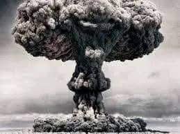 cdr_cuba's tweet photo. El 6/8/1945, la bomba atómica 'Little Boy' fue lanzada desde el bombardero 'Enola Gay' sobre el centro de la ciudad de Hiroshima.

🤯 La explosión, con una potencia de 16 kilotones, se produjo a 600m  de altura, borrando prácticamente a toda la ciudad del mapa. 

#CDRCuba https://t.co/xyb8k3CLJA