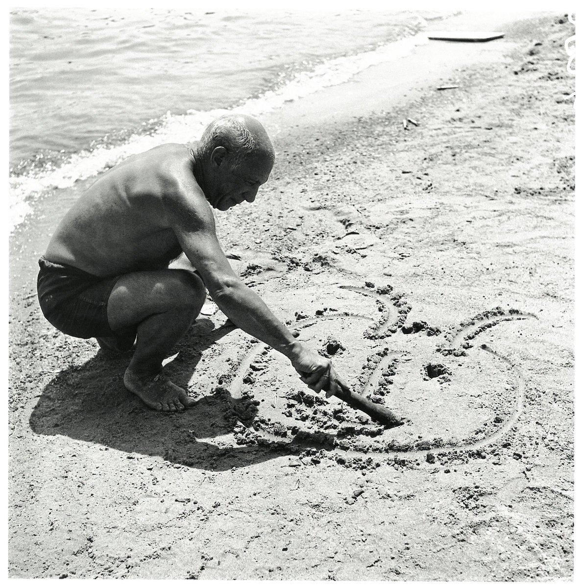 CnatalPicasso's tweet photo. 🏖️ ¿Quién no ha dibujado alguna vez sobre la arena? Picasso también lo hacía.

☀️ En el verano de 1953, dibujó una cabeza de fauno en una playa de Cannes. El mar la borraría, pero Willy Rizzo consiguió inmortalizar ese instante. https://t.co/gdDNNmklfm