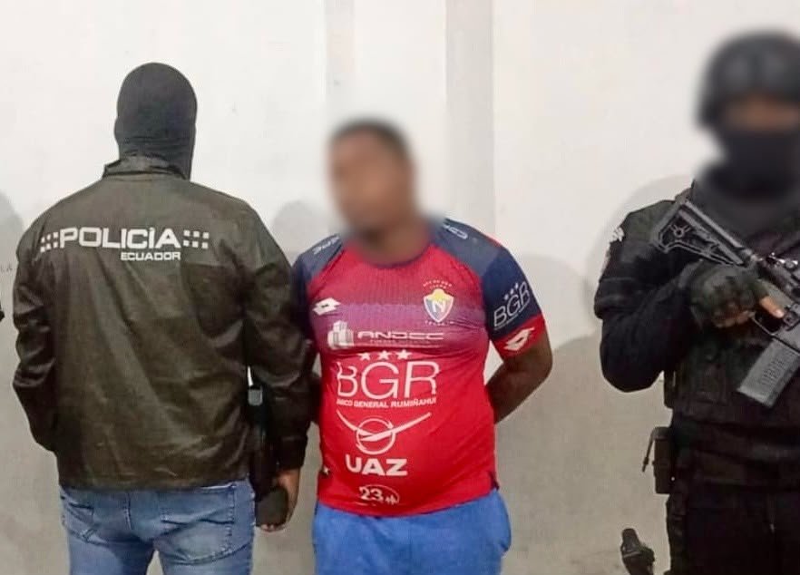 FiscaliaEcuador's tweet photo. #ATENCIÓN | #Guayas: 15 personas fueron detenidas en un operativo liderado por #FiscalíaEc en el sector Proletarios Sin Tierra, en el #Guasmo, sur de #Guayaquil. Se investiga un presunto delito de #DelincuenciaOrganizada vinculada al microtráfico, extorsiones y robo de vehículos. https://t.co/c5XtzKUDSc