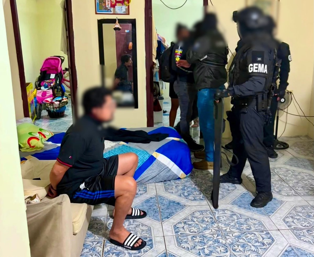 FiscaliaEcuador's tweet photo. #ATENCIÓN | #Guayas: 15 personas fueron detenidas en un operativo liderado por #FiscalíaEc en el sector Proletarios Sin Tierra, en el #Guasmo, sur de #Guayaquil. Se investiga un presunto delito de #DelincuenciaOrganizada vinculada al microtráfico, extorsiones y robo de vehículos. https://t.co/c5XtzKUDSc