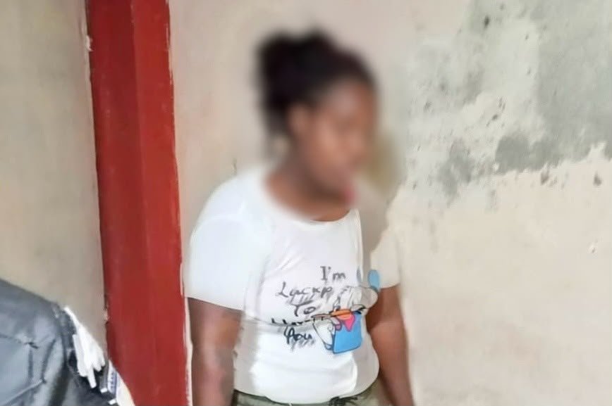 FiscaliaEcuador's tweet photo. #ATENCIÓN | #Guayas: 15 personas fueron detenidas en un operativo liderado por #FiscalíaEc en el sector Proletarios Sin Tierra, en el #Guasmo, sur de #Guayaquil. Se investiga un presunto delito de #DelincuenciaOrganizada vinculada al microtráfico, extorsiones y robo de vehículos. https://t.co/c5XtzKUDSc