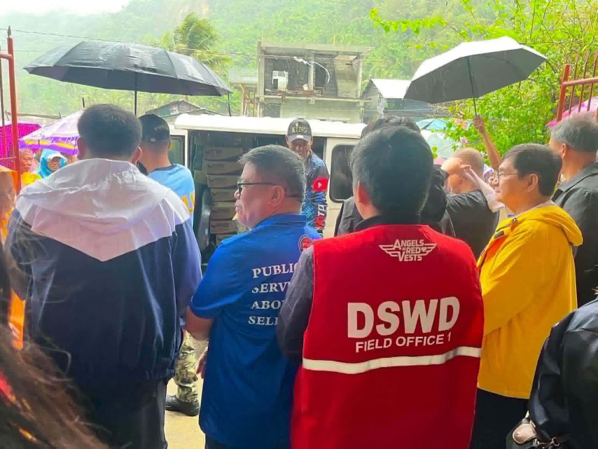 dswdserves's tweet photo. DISASTER RESPONSE UPDATE: Mabilis na naghatid ang DSWD Field Office (FO) 1 - Ilocos Region ng mga kahon ng family food packs (FFPs) sa Lokal na Pamahalaan ng Bani, Pangasinan para masuportahan ang 772 pamilyang naapektuhan ng pinagsamang epekto ng Bagyong #LuisPH, #MaymayPH at #Habagat.
Kabilang sa mga tumanggap ng food assistance ang mga mangingisdang pansamantalang hindi makapalaot dahil sa masamang lagay ng panahon at mga pamilyang pansamantalang nananatili sa mga evacuation center.
Bilang pagsunod sa direktiba ni Pangulong Ferdinand R. Marcos Jr. na tiyakin ang maagap na pagtugon sa mga komunidad na apektado ng kalamidad, ginamit ng DSWD FO-1 ang relief prepositioning area nito sa Alaminos City, Pangasinan para mapabilis ang mobilisasyon at paghahatid ng kinakailangang tulong sa mga apektadong pamilya. (KT)
@rex_gatchalian
#BawatBuhayMahalagaSaDSWD❤️