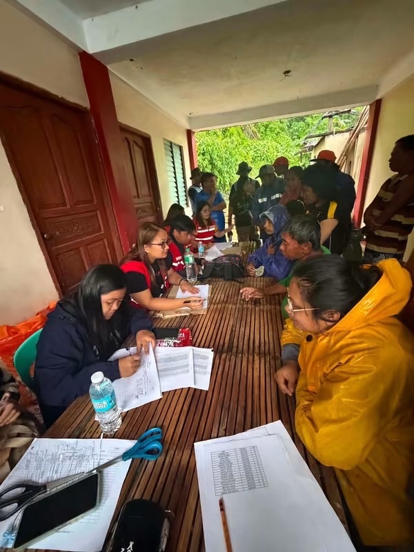 dswdserves's tweet photo. DISASTER RESPONSE UPDATE: Mabilis na naghatid ang DSWD Field Office (FO) 1 - Ilocos Region ng mga kahon ng family food packs (FFPs) sa Lokal na Pamahalaan ng Bani, Pangasinan para masuportahan ang 772 pamilyang naapektuhan ng pinagsamang epekto ng Bagyong #LuisPH, #MaymayPH at #Habagat.
Kabilang sa mga tumanggap ng food assistance ang mga mangingisdang pansamantalang hindi makapalaot dahil sa masamang lagay ng panahon at mga pamilyang pansamantalang nananatili sa mga evacuation center.
Bilang pagsunod sa direktiba ni Pangulong Ferdinand R. Marcos Jr. na tiyakin ang maagap na pagtugon sa mga komunidad na apektado ng kalamidad, ginamit ng DSWD FO-1 ang relief prepositioning area nito sa Alaminos City, Pangasinan para mapabilis ang mobilisasyon at paghahatid ng kinakailangang tulong sa mga apektadong pamilya. (KT)
@rex_gatchalian
#BawatBuhayMahalagaSaDSWD❤️