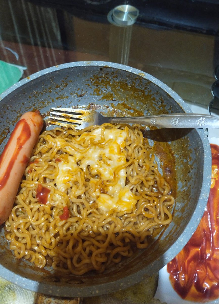 sweetyvcsu's tweet photo. mie pertama di bulan ini 😋, kalian udh makan mie berapa kali di bulan ini? https://t.co/9yNPkN4kju