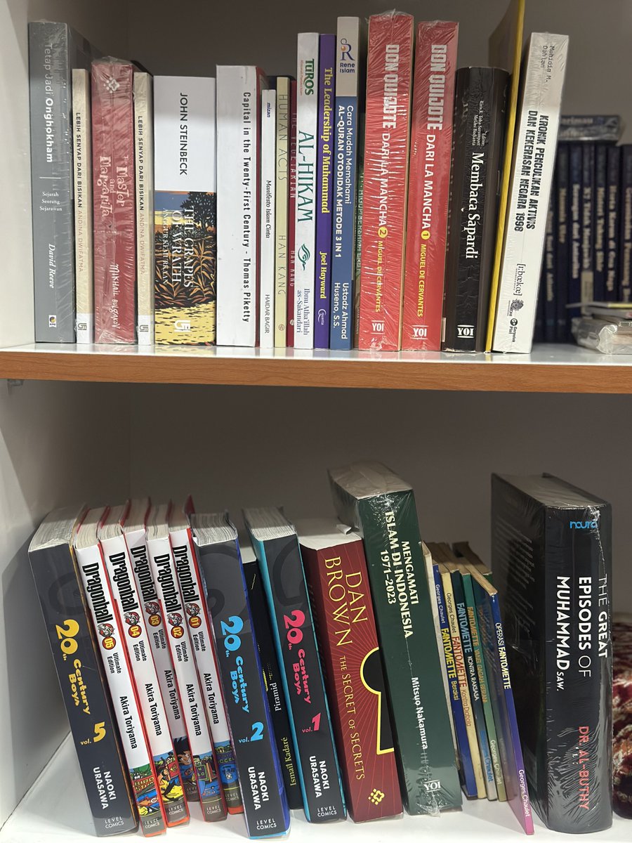 sejak2006's tweet photo. Jadi begini.

Orang-orang mengoleksi buku. Mereka bilang itu karena cinta. Cinta pada pengetahuan. Cinta pada kata-kata. Cinta pada kertas yang bau aneh.

Mereka beli buku. Banyak buku. Buku-buku itu duduk di rak, rapi, tertutup, perawan. Hampir tidak pernah dibuka. Hampir tidak pernah dibaca. Mereka hanya dipamerkan, seperti piala yang tidak pernah dimenangkan dalam pertandingan apa pun.

Begitulah adanya.

Nilai buku? Orang bilang akan naik. Seperti saham. Seperti tanah. Tapi kebanyakan tidak. Mereka turun. Pelan-pelan. Diam-diam. Seperti harapan. Kecuali yang langka sekali, yang pernah disentuh orang mati terkenal, sisanya cuma kertas mahal yang semakin murah setiap tahun.

Begitulah adanya.

Buku-buku itu makan tempat. Mereka menduduki dinding. Mereka menekan lantai. Mereka memaksa manusia menyamping, membungkuk, minta maaf. Rumah yang dulu lega jadi gudang. Manusia yang dulu bebas jadi penjaga gudang.

Debu datang. Jamur datang. Serangga datang. Sinar matahari datang. Semuanya bekerja sama untuk membunuh buku pelan-pelan. Bau yang orang sebut nostalgia? Itu bau kematian. Bau kertas yang sedang busuk dengan sabar.

Begitulah adanya.

Ada garis tipis antara mengoleksi dan menimbun. Garis itu sering hilang. Orang tidak sadar sampai rak sudah penuh, uang sudah habis, dan tetangga mulai bergunjing. Lalu mereka bilang, “Ini hobi.” Padahal sudah penyakit.

Komunitasnya kecil. Mereka bicara soal first edition dan dust jacket asli seolah dunia akan kiamat kalau ada yang salah. Orang di luar hanya menggeleng. Orang di dalam hanya tersenyum. Kedua belah pihak sama-sama bodoh dengan caranya masing-masing.

Pada akhirnya manusia mengoleksi buku supaya merasa pintar. Supaya merasa memiliki makna. Sementara halaman-halaman itu tetap tertutup. Menunggu. Diam. Dan pelan-pelan membusuk.

Begitulah adanya.

Dan begitu seterusnya.​​​​​​​​​​​​​​​​​​​​​​​​​​​​​​​​​​​​​​​​​​​​​​​​​​

Sayalah salah satu orang bodoh itu hhe.