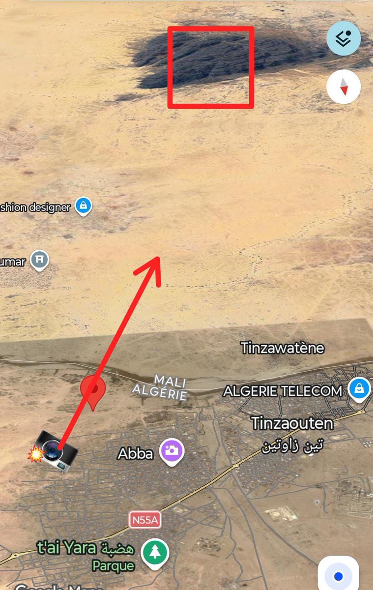 rubnpulido's tweet photo. Este vídeo está grabado en Tinzaouaten, en la frontera entre Mali y Argelia, y muestra justo lo contrario de lo que se está difundiendo. Se trata de miles de subsaharianos que huyen del norte de Mali hacia Argelia debido a los bombardeos del Ejército maliense. En el vídeo, las fuerzas argelinas están devolviendo a unas 3.000 personas al otro lado de la frontera (https://t.co/Dv9UunEb0U).

El detonante son los ataques con drones Shahed del Ejército maliense y el Africa Corps sobre esa franja fronteriza, cuyo uso ha verificado Bellingcat mediante geolocalización e imágenes de satélite (https://t.co/M2jTT7Sv2A). Después de los ataques, Argelia los ha devuelto a su territorio de forma organizada.

Tinzaouaten (19.9486, 2.9678) se encuentra a 1.415 km del punto marroquí más cercano y a 1.949 km de Ceuta, en el extremo opuesto de Argelia, con la frontera argelino-marroquí cerrada desde 1994. La cifra pasó de 3.000 a «decenas de miles» en apenas 72 horas (https://t.co/m7SMpKKZck).

Los datos reales de nuestra frontera sur ya son suficientemente graves. Es indispensable investigar siempre cualquier escenario de estas características antes de afirmar que se dirigen hacia Europa.