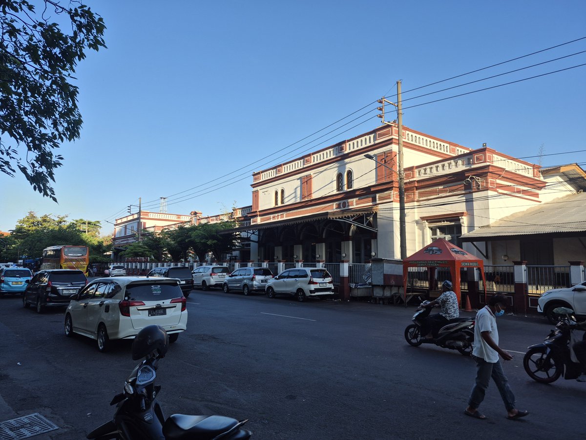 DNuraztyoW's tweet photo. "semut" atau Stasiun Surabaya Kota yang sayangnya tidak dipakai lagi

bukan dialihkan lo, bener bener tidak dipakai. Tapi kondisinya masih lebih baik daripada saat tahun 2000an https://t.co/isBdqMhWYr