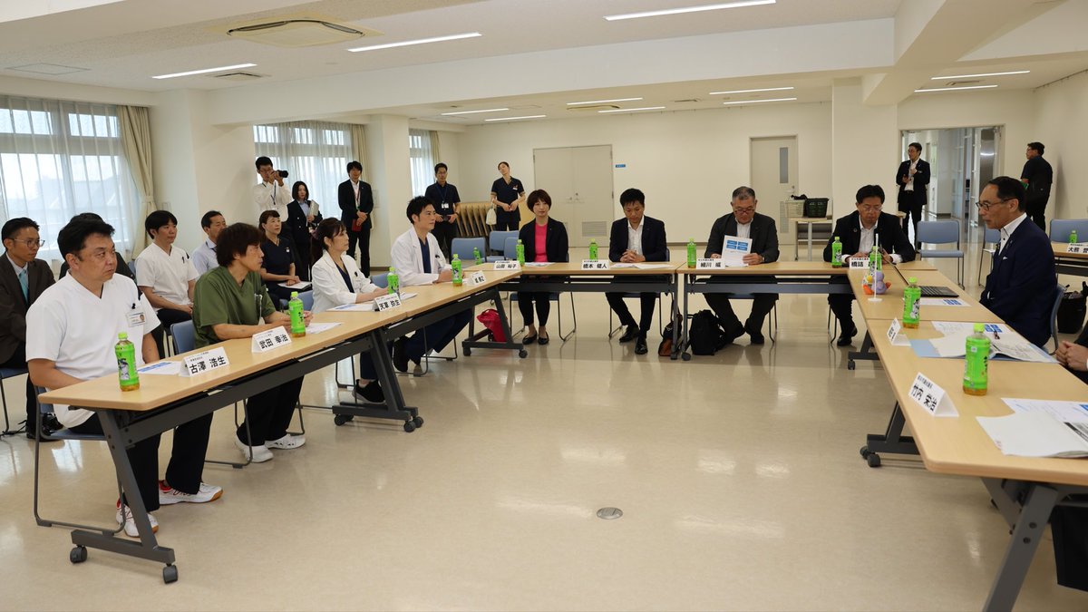 oonomotohiro's tweet photo. ★「ふれあい訪問」で越谷市に伺いました

本日は、災害時には「動く支援拠点や避難所」として活躍するキャンピングカーを製造・販売する企業、県内で最も長い歴史と実績を持つリハビリテーションの専門病院、銀行が提供したスペースを活用し、大学や地域と連携して学習支援等を行う団体を訪問し、皆さまと意見交換を行いました。

■日本特種ボディー株式会社（越谷市）
同社は国内初の災害対応型キャンピングカーを製造し、業界初のフェーズフリー認証も取得しています。災害で道路が寸断された状況での安全走行を想定した高強度なボディーや、停電を想定して太陽光パネルを車両上部に搭載するなど、災害時にそのまま支援拠点や避難所として活用できる仕様となっています。
令和8年熊本地震では6,700人を超える方が避難生活を余儀なくされています。避難所では乳幼児を連れた方や医療的ケアが必要な方など様々なご事情を抱えた方がいらっしゃることを想定すると、このように安心できる空間は重要です。
何よりも、日ごろから使用しているものが災害時に大いに役立つというのは、真に有事に生きる備えとなることを改めて思いました。

■リハビリテーション天草病院（越谷市）
昭和51年の創業時からリハビリテーション医療に着目し、現在では175ある病床すべてがリハビリ専門の病院です。入院患者の9割以上が脳梗塞など脳疾患系の患者とのことですが、ベテランスタッフが充実していて、患者さん一人一人に合わせたオーダーメイドのリハビリテーションを行っています。
先月厚生労働省が発表した平均寿命は、男性は81.35歳、女性は87.33歳。健康寿命が注目され、少しでも自立して生活したいと皆が思う中、在宅復帰率が8割以上と高く、質の高い医療を提供している同病院は、大変心強いと思いました。
院長や医療スタッフの皆さんと意見交換させていただきましたが、院長が「選ばれる病院になるためにはチームアプローチ、職種間の信頼関係が重要です」とお話されていたのが印象的でした。

■越谷こどもサポートネットワーク×りそなYOUTH BASE（越谷市）
埼玉りそな銀行せんげん台支店が空きスペースを無償提供した場所で、15のこども支援団体のまとめ役として機能する同団体がハブとなり、学習支援やこども食堂などを展開しています。こどもたちにとっての“サードプレイス”、いわゆる自宅や学校以外の居心地のよい場所の提供を地域と地元企業が連携して取り組み、さらに、こどもの権利や貧困のテーマで学び合う場を開催して市に提言するなど、最前線で感じる課題を社会に発信している点もすばらしいと思いました。
代表者や関係者の方々と意見交換させていただきましたが、草場代表理事が「埼玉りそな銀行から場所の提供を受けたことをきっかけに地域の方が集まり、行政からの協力もいただき、支援の輪が広がっています」とお話しされていたのが心に残りました。

社会課題に対して主体的に取り組んでおられる皆さまとの意見交換では、様々な示唆に富むご意見をいただきました。

ご協力いただいた皆さま、ありがとうございました。

#ふれあい訪問
#越谷市