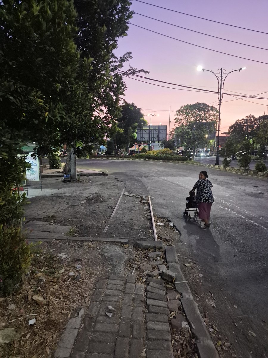 DNuraztyoW's tweet photo. "semut" atau Stasiun Surabaya Kota yang sayangnya tidak dipakai lagi

bukan dialihkan lo, bener bener tidak dipakai. Tapi kondisinya masih lebih baik daripada saat tahun 2000an https://t.co/isBdqMhWYr