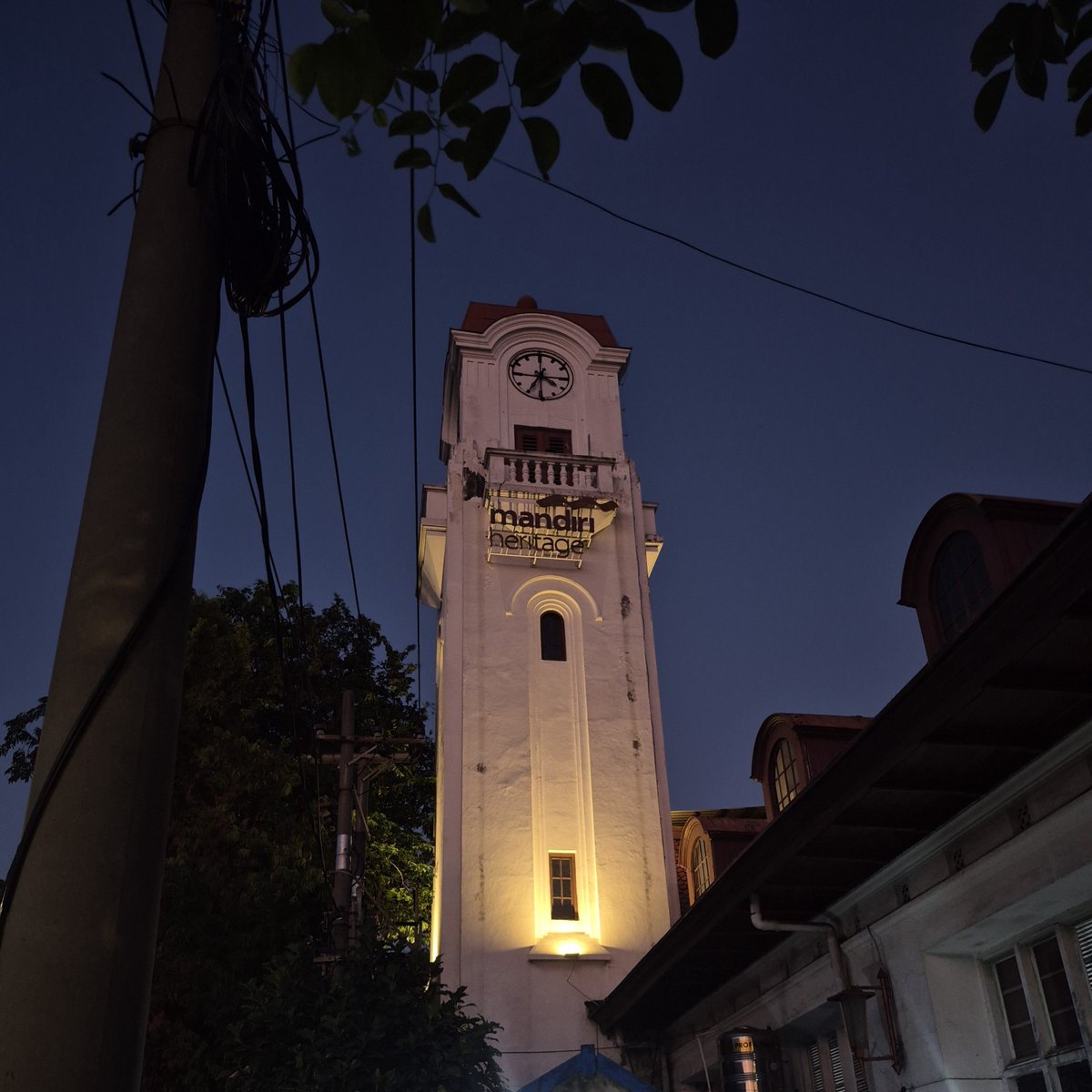 DNuraztyoW's tweet photo. "semut" atau Stasiun Surabaya Kota yang sayangnya tidak dipakai lagi

bukan dialihkan lo, bener bener tidak dipakai. Tapi kondisinya masih lebih baik daripada saat tahun 2000an https://t.co/isBdqMhWYr