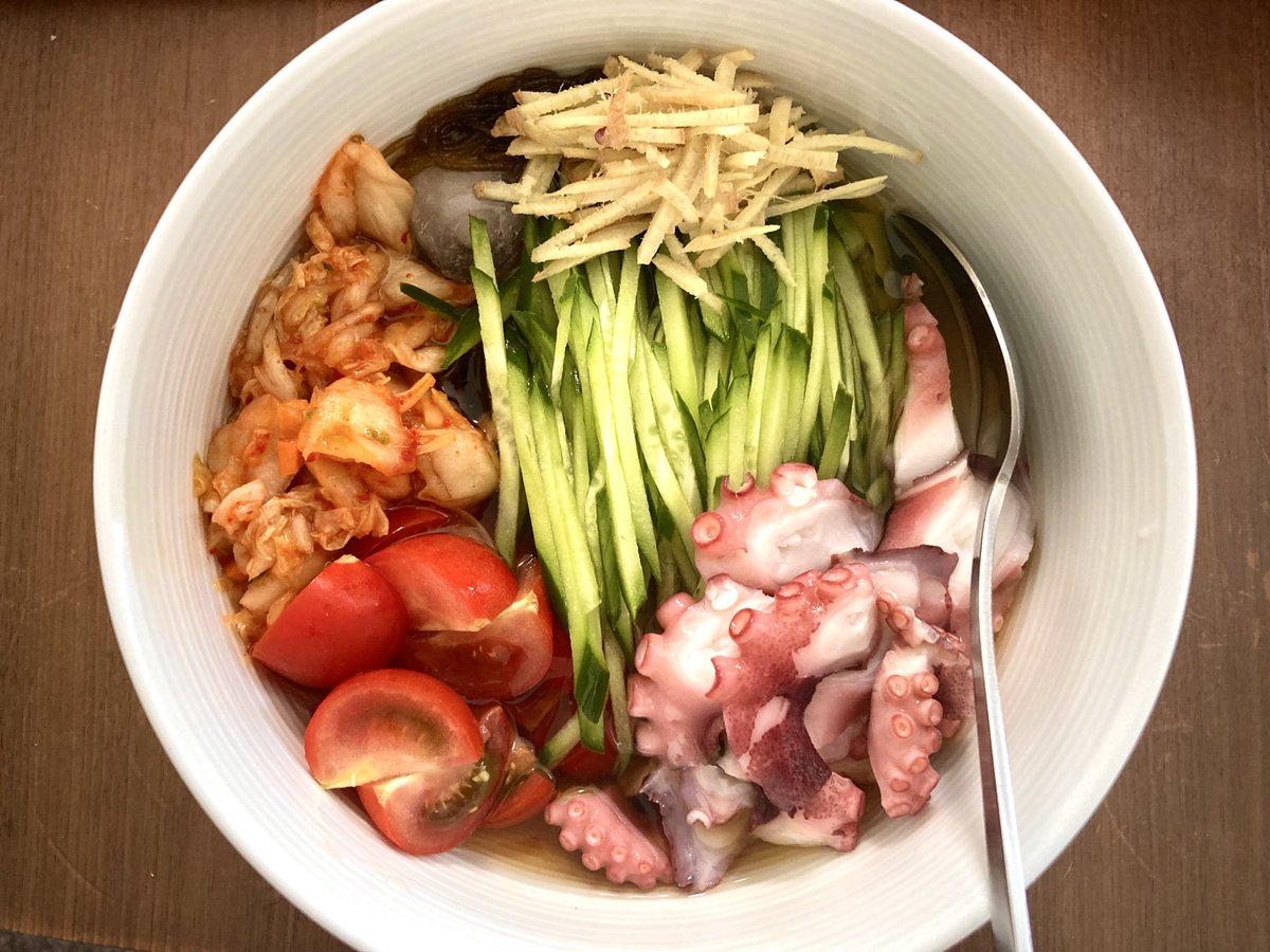 forcooking3's tweet photo. 元レシピに味付けなしのもずくを100gプラス。
酸っぱ辛い冷麺みたいな味で美味しい！調味料はシンプルだけどキムチが甘味と辛味と旨味を補ってくれる。
氷の量も絶妙で、最後まで冷たく美味しくいただけました。
歯応え良く食べ応えあり、低カロリーでたんぱく質もとれて良いです。 https://t.co/PxEPxJpjeF