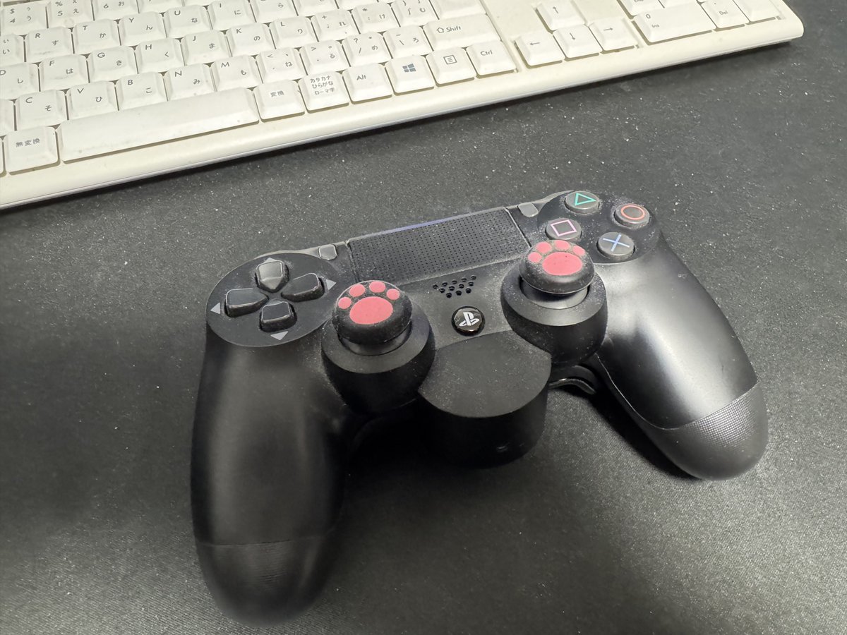 KOSMOS_Nataraja's tweet photo. FF14はパッド勢なので、とりあえずPS4コントローラーを押し入れから掘り出した！
(ホコリまみれだけど・・・)

もう引っ越してからろくに充電もしてなかったから動くか心配だけど、充電ランプはつきました！！

さて・・・次は・・・モグステログイン？ https://t.co/jM6RHrMg2E