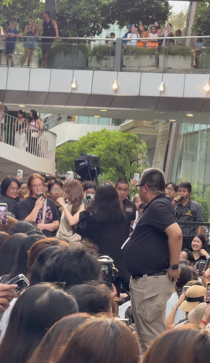 storywtipnaree's tweet photo. NAMTAN BA FITFLOP
#FitFlopXNamtan
#namtantipnaree

nothing compares to the feeling of knowing your love is placed in the right person and appreciated 🥺

no matter how near or far, high or low, she'll always try to come to you. and if she can't, she'll at least make sure to wave. she never wants to leave anyone out

also, thank you to the staff and organizers for making moments like this possible and allowing the artists to be this close to their fans 🤍