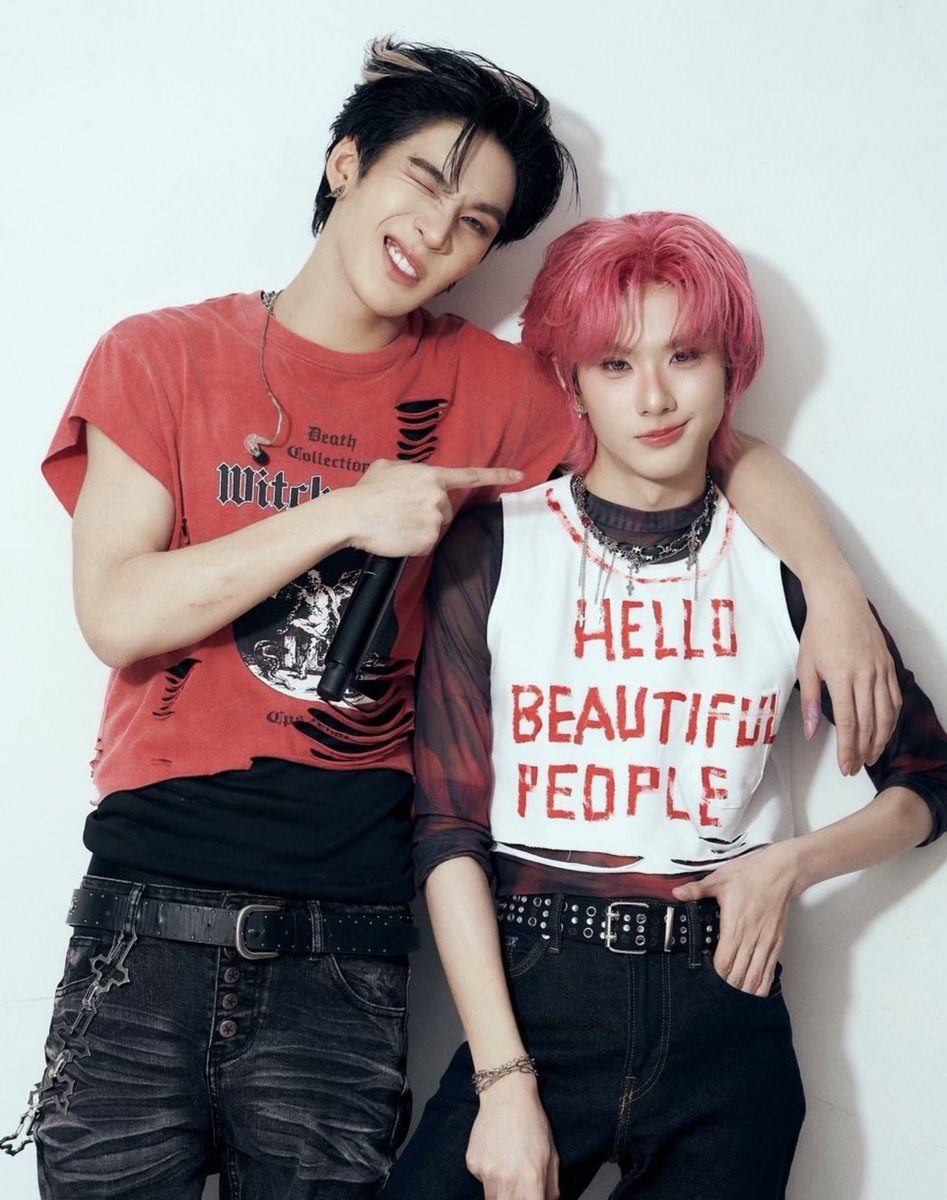 softlyauausave_'s tweet photo. auau wrapping his arm around save’s shoulder and save with that smirk???!!?? okayyyy they know exactly what they’re doing 🚬 🧎‍♀️ https://t.co/mP1OeFMMxg