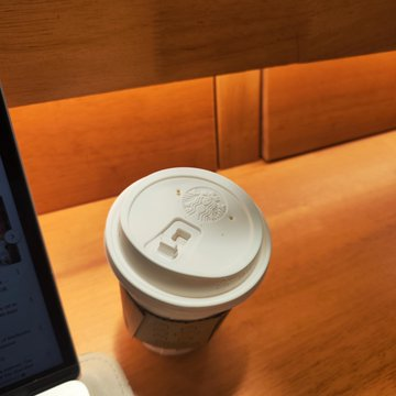 mayasullivan_'s tweet photo. Huh? Starbucks, you gave me a coffee I can't open! Oh my god! https://t.co/sTXN8cinsw