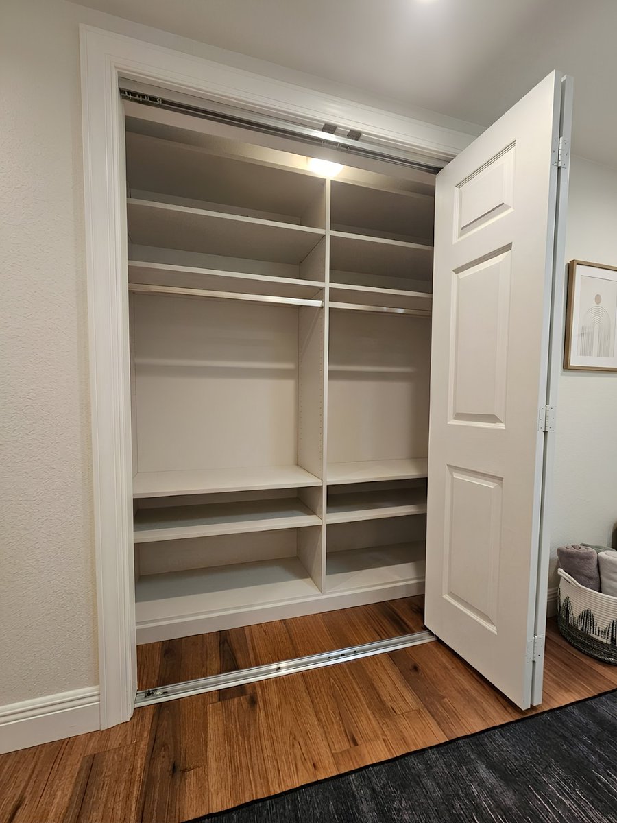 JClosets88693's tweet photo. Here's another well-designed guest closet that makes every stay more comfortable. With hanging space, room for luggage, and storage for fresh linens, it's ready for every visitor. 

#jlclosets #ClosetOrganization #interiordesign https://t.co/MjXBwX5MdP