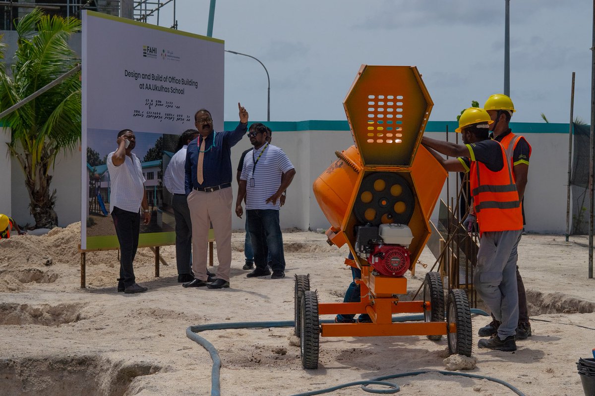 Fdc_mv's tweet photo. އއ. އުކުޅަސް ސްކޫލްގެ އައު އޮފީސް އިމާރާތް ބިނާކުރުމުގެ މަޝްރޫއު ކުރިއަށްދާ ގޮތް ބައްލަވާލެއްވުމަށްޓަކައި، އެފްޑީސީގެ ސީނިއާ މެނޭޖްމަންޓާއި، އުކުޅަސް ކައުންސިލްގެ ރައީސް އަދި ނައިބު ރައީސް އެ މަސައްކަތް ހިނގަމުންދާ ސައިޓަށް ޒިޔާރަތްކުރައްވައިފިއެވެ. https://t.co/09v2pae1uE