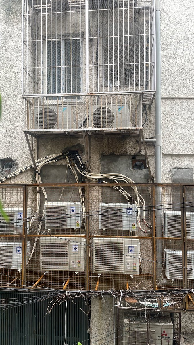 pragatisheelrwa's tweet photo. No actions taken by @DelFireService @MCD_Delhi. If a fire breaks out due to a short circuit any day, will you take responsibility for the loss of life or property? @CMODelhi @shikharaibjp @DelhiPwd @LtGovDelhi Pls visit to see the mesh of wire. https://t.co/yYJSerdyTH