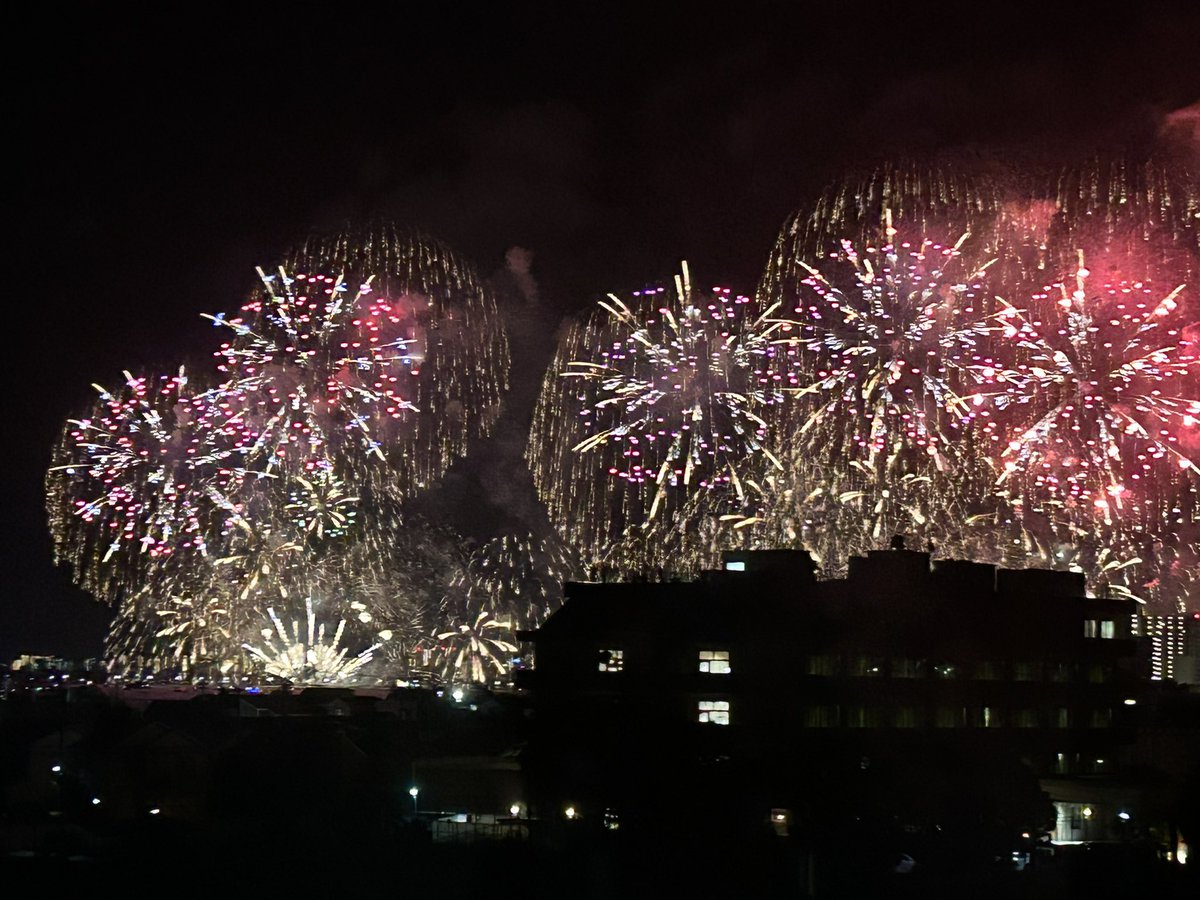 Anzu_nFF14's tweet photo. 花火大会終わっちゃったねぇ。
今年も涼しいおうちで観覧🎆 https://t.co/kUzQQdXa1D
