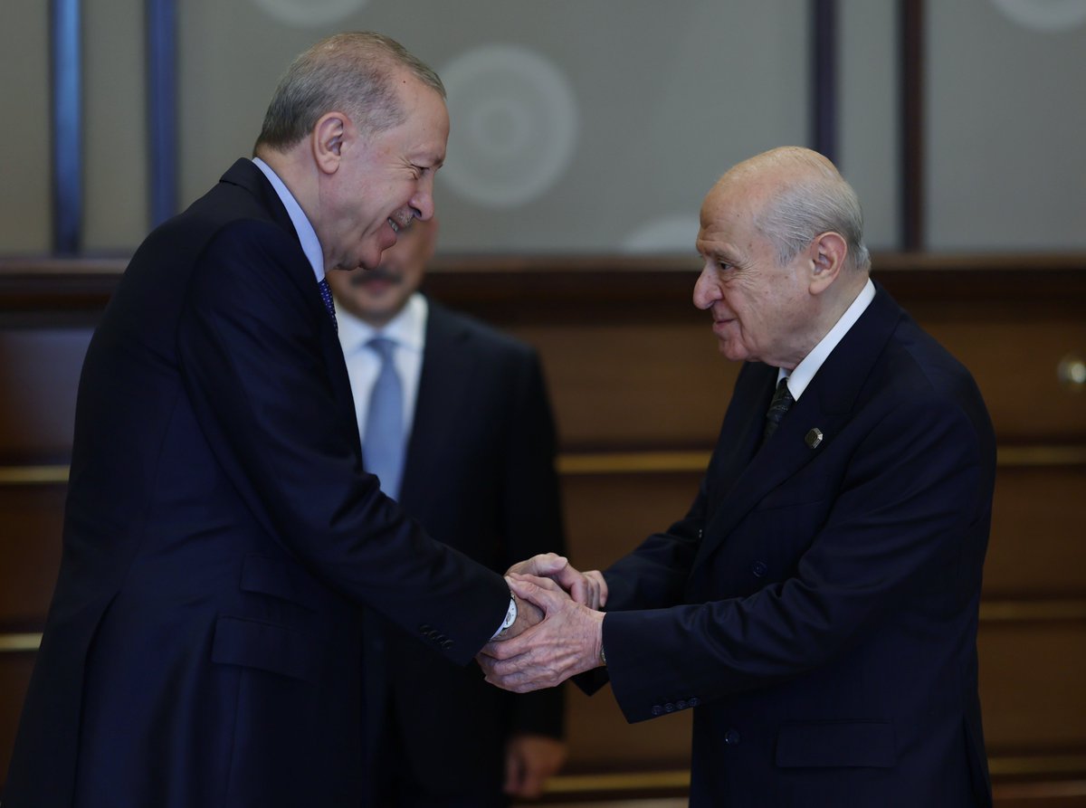 Akparti's tweet photo. Cumhurbaşkanımız Sayın Recep Tayyip Erdoğan, MHP Genel Başkanı Devlet Bahçeli'yi kabul etti. https://t.co/V46pLRKs9l