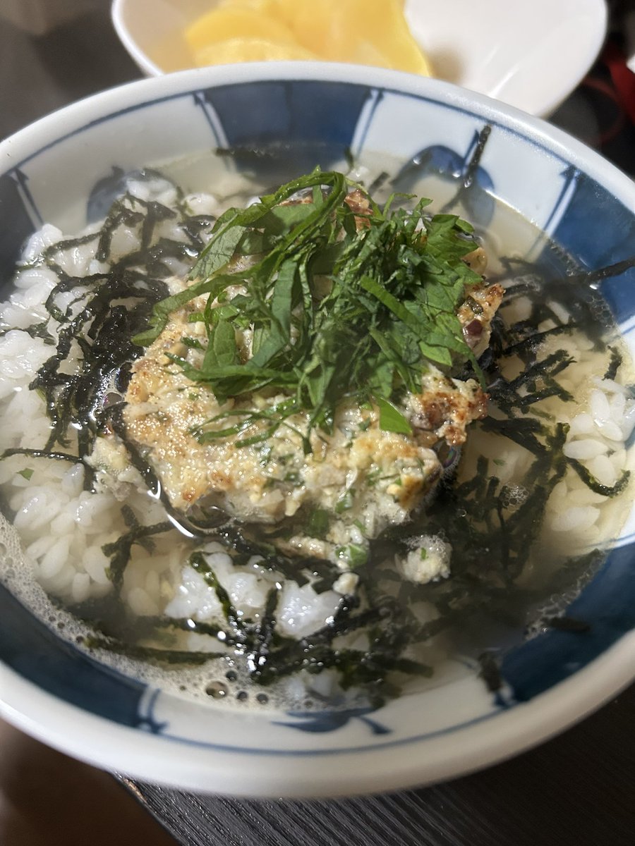 Ogaro2129's tweet photo. メインは焼き餃子に蒸したもやしとキャベツで我が家の万能タレで。
さっきのなめろうを少し焼き付けて出汁茶漬けでフィニッシュ https://t.co/vuredAKr0o
