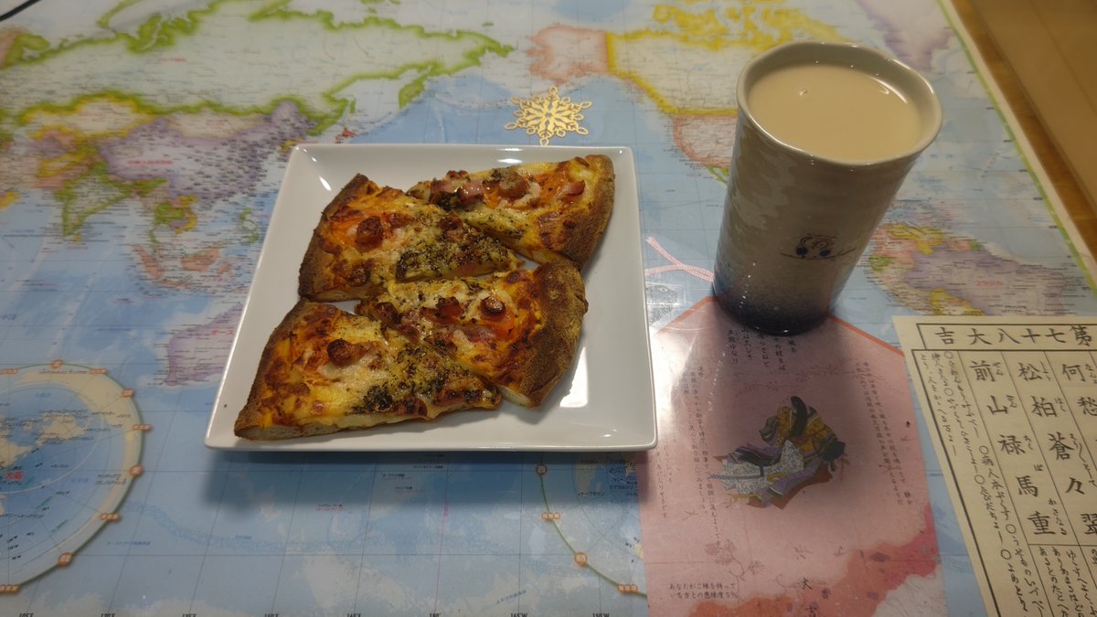 kuni8801's tweet photo. 今日で１１連勤ちょっと疲れてきたのでツーウェイピザで楽をしました。
美味しかったけど、最後の１枚を開けてしまったのでまた買っておかないとです https://t.co/mzFzqqiCxJ