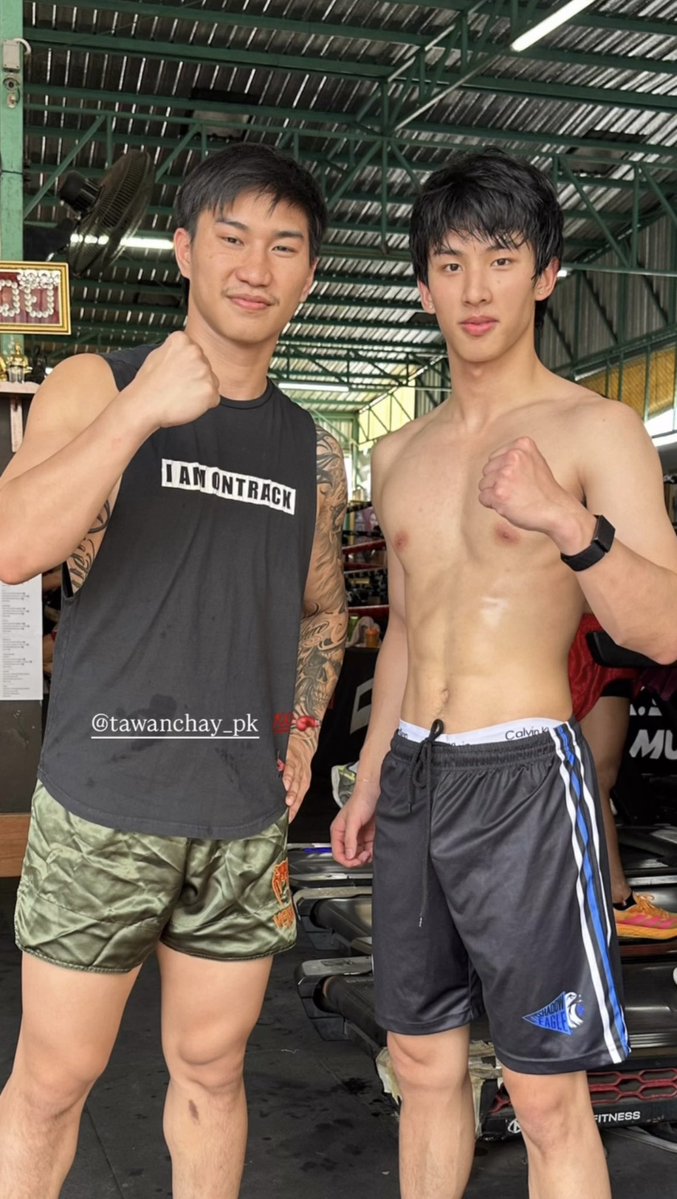 artapln's tweet photo. หมัดต่อหมัดหรอ คือไม่มีใครยอมใครงี้ 😂 

#SurfJava #swensurf #javabh https://t.co/LhUt9nq0bS