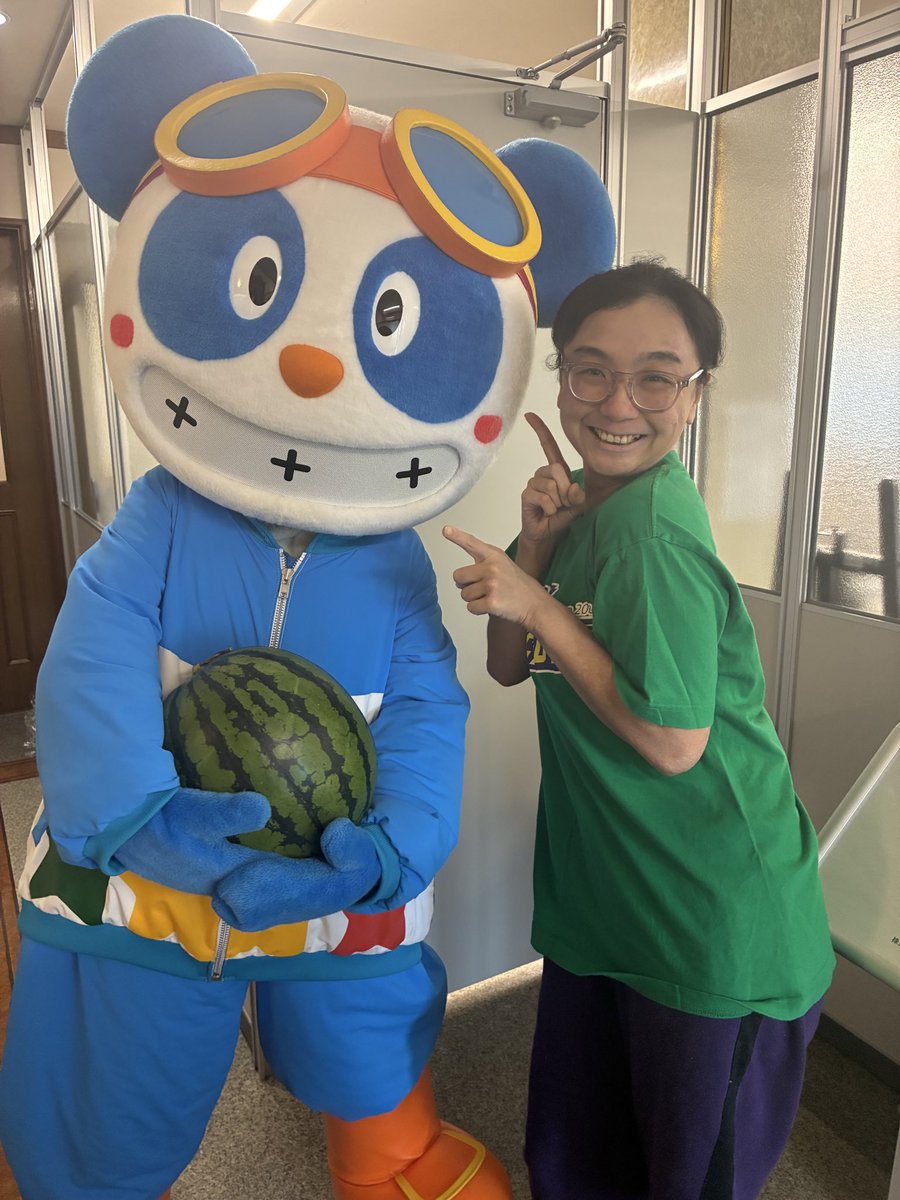 colorfrieds's tweet photo. 今日カラフルハウスにビートファクトリーのMaRiKa先生が来てくれました‼️

なんと！！！
3Lサイズの おーーーーっきい尾花沢スイカ🍉を持って😳

MaRiKa先生からのプレゼントにパッパリーも大喜び💕

みんなで美味しくいただきまーーす😋

スタッフより🎨 https://t.co/KdfvMAWdea