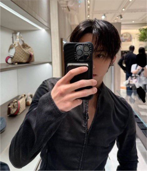 ioirea's tweet photo. ㅤㅤ
            
                message   from   ari  ?!
haaai   everyone   !   guess   who’s   back   <3   sorry   for   my   absence   pretty   babies.   i   went   outside   for   a   small   event   today. .   rate   my   fit ? https://t.co/1xVeiHbMnr