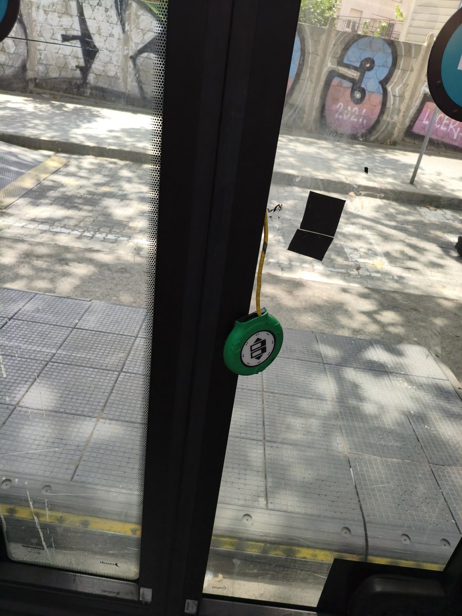 mikado141f's tweet photo. @MambobusLh @Mobilitat_AMB BYD CALCA 2771 L21. En casa parada se reinicia y el pulsador con cinta aislante https://t.co/6vzbPuCPar
