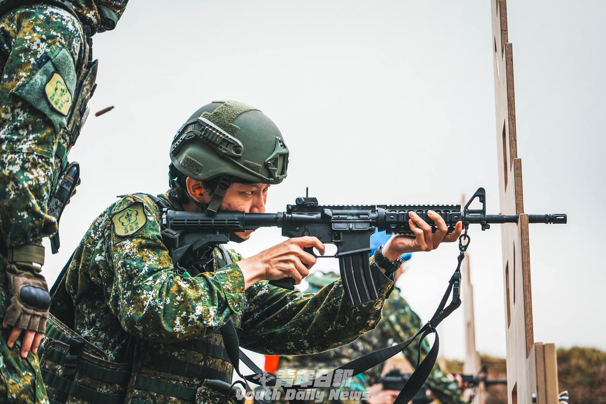 new27brigade's tweet photo. 🇹🇼台北市後備旅進行M4A1突擊步槍戰術實彈射擊，後備召員們依序完成立、跪、臥姿等射擊 https://t.co/DRKeHjiBYT