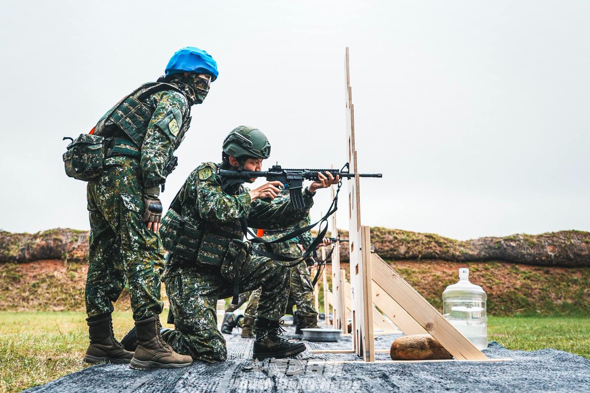 new27brigade's tweet photo. 🇹🇼台北市後備旅進行M4A1突擊步槍戰術實彈射擊，後備召員們依序完成立、跪、臥姿等射擊 https://t.co/DRKeHjiBYT