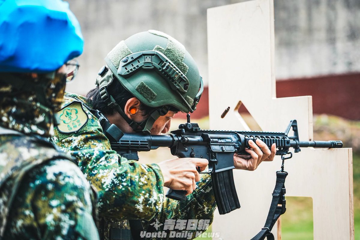 new27brigade's tweet photo. 🇹🇼台北市後備旅進行M4A1突擊步槍戰術實彈射擊，後備召員們依序完成立、跪、臥姿等射擊 https://t.co/DRKeHjiBYT